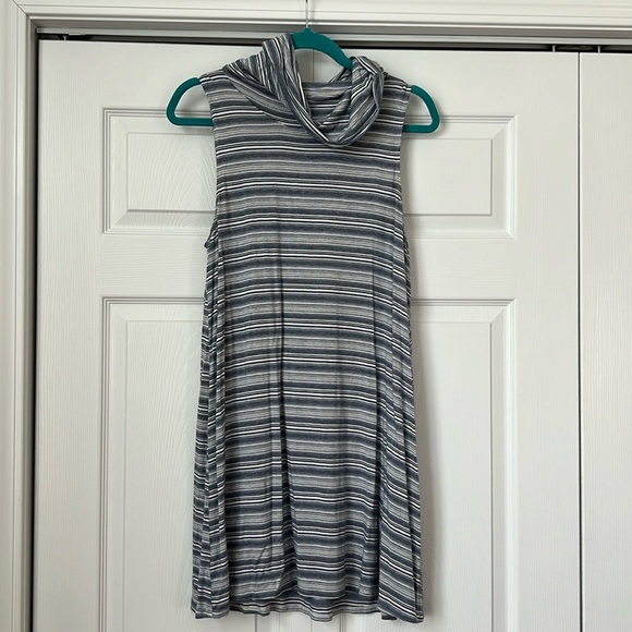 Turtle Neck Sleeveless Dress‎ - Picture 1 of 5